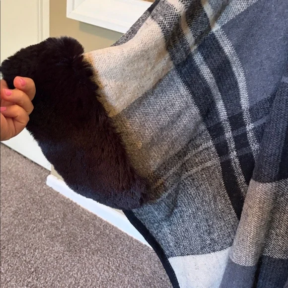 Seven Islands Plaid Cape with Faux Fur Trim - Picture 2 of 3